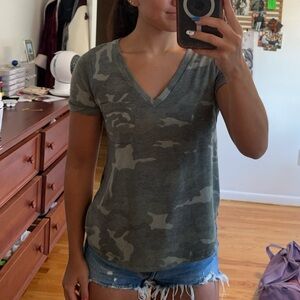 Emory Park: V-Neck Short Sleeve T-Shirt Green Camo. Small